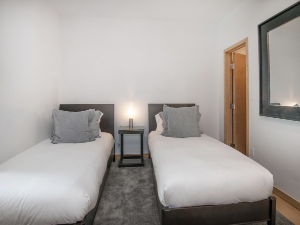 Luxury Vail Village 4 Bedroom Vacation Condo - Walk to Lifts